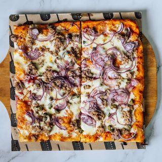 Pizza Tonno (2 persoane)