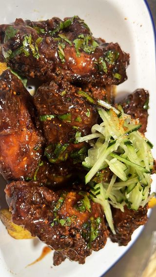 Alitas Fritas Tonkatsu Con Hierbas Aromáticas Frescas