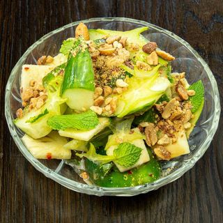 Sałatka z tłuczonego ogórka