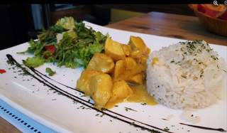 Kockice piletine sa žutim curry sosem