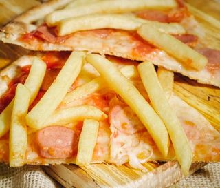 Pizza patatine e wurstel al piatto