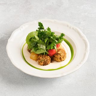 Фалафель со шпинатом, кремом из кешью, маринованными томатами