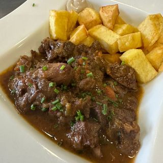 Estofado de ternera con papas fritas