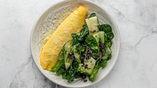 Французский омлет с сыром чеддер и зеленым салатом 