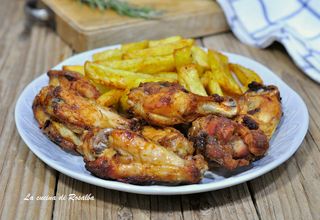 Piatto alette di pollo con pane