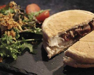 Prego Lombo Queijo Serra Pão Caco