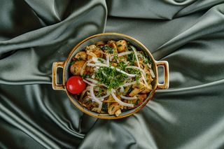 ოჯახური ღორის ხორცითა და ბოსტნეულით