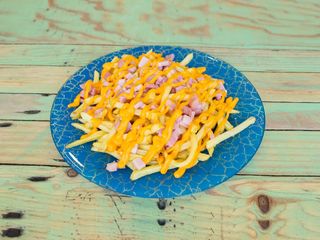 Patatas cheddar y bacón