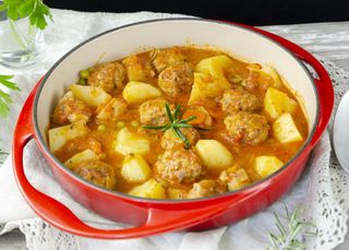 Albóndigas en Salsa Jardinera (10 unidades) con Patatas Fritas Caseras
