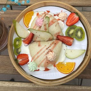 Bułeczka bao z owocami i polewą truskawkową