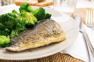 Ципура със Средиземноморски подправки и броколи