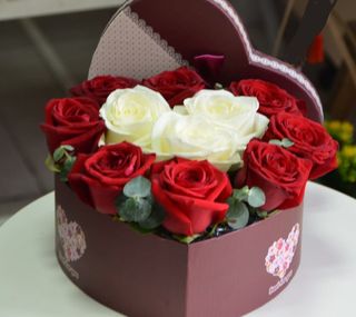 Cutie inima cu 11 trandafiri alb-rosii 