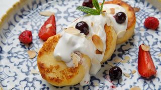 Сырники со сливочным кремом и ягодами