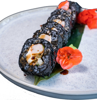 Рол в чорному клярі з тигровою креветкою