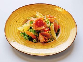 Salată cu somon fumé și avocado