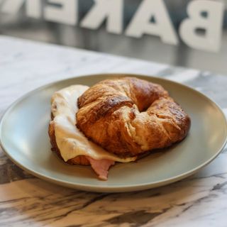 Croissant de jamon y queso