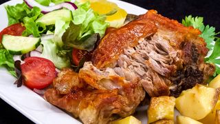 Агнешко печено с дроб сарма, зелена салата и картофи 500 гр.