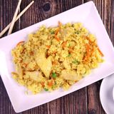 186. Пържен ориз с пилешко и къри (850г)