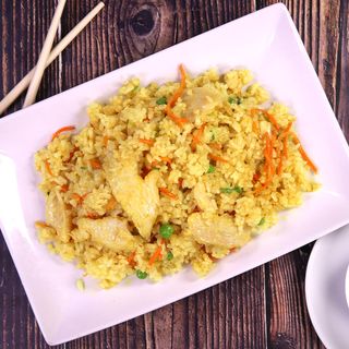 186. Пържен ориз с пилешко и къри (850г)