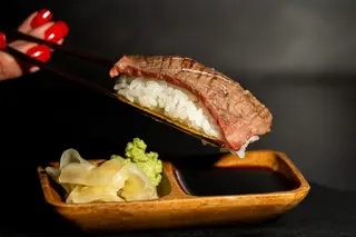 Nigiri de Wagyu a5 origen Japonés con aceite trufado