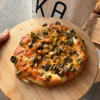 Mini pizza z pieczarkami i oliwką zieloną 