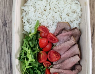 Schiscetta manzo150 g riso basmati 150 g rucola e pomodorini