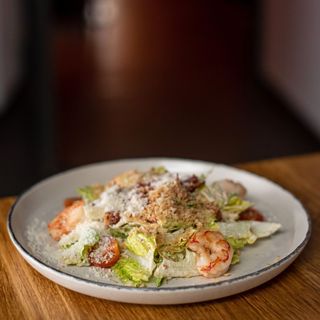 Sałatka Cezar z krewetkami