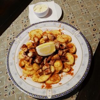 Tentacule de calamar pe pat de cartofi prajiti