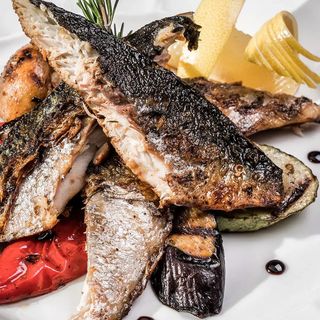 Macrou cu legume pe gril