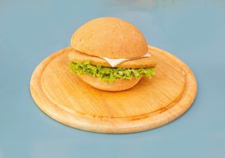 Cotoletta, formaggio, insalata e salsa rosa