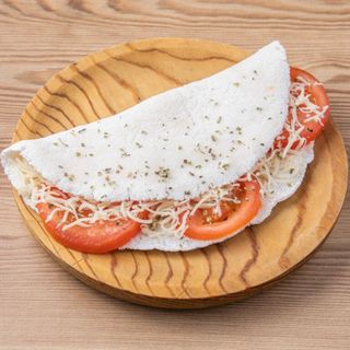 Crep de tomate, queso mozzarella y orégano.
