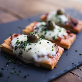 Coca de sobrasada ibicenca con mozzarela y miel