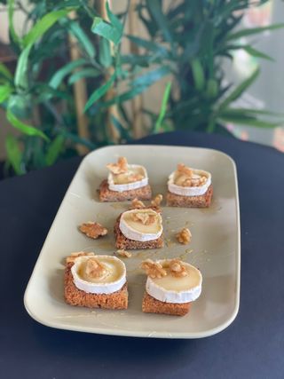 Tostas Integrais com Queijo de Cabra, Mel E Nozes