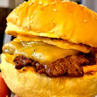 COMBO BENEDICTO CHEESE BURGUER