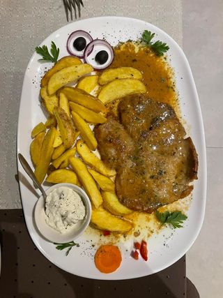 Natur teleća šnicla sa pekarskim krompirom