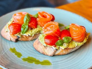 Bruschetta z pomidorkami koktajlowymi i łososiem (160g)