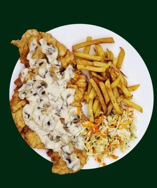 Snitel Aristocrat XXL de pui cu cartofi prajiti si salata de varza