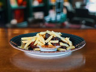 Pileća krilca u sosu sa pomfritom