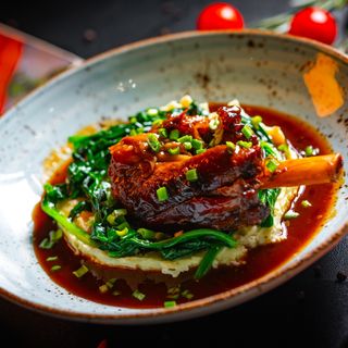 Томленая голень ягненка 