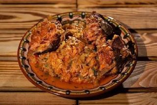 Varza calita cu carnati la cuptor