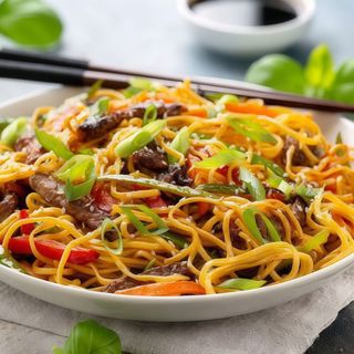 Tallarines fritos con ternera