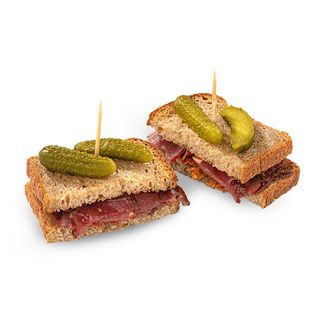 Kanapka na ciepło z pastrami