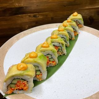 Uramaki de cangrejo picante, pepino y aguacate
