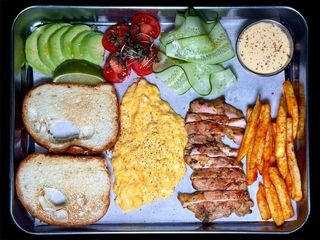 РАНКОВИЙ СЄТ З КУРКОЮ ТА КАРТОПЛЕЮ ФРІ 350г (350g)
