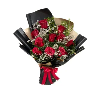 Ramo de rosas sob comprido embalado em papel preto