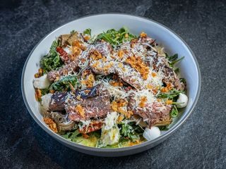 Салат з телятиною на мангалі та вʼяленими томатами (220g)