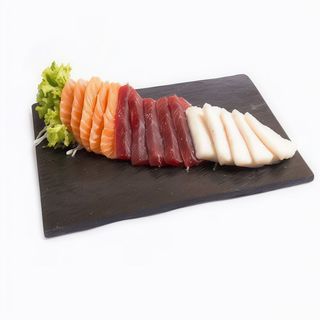 Sashimi De Atún ,Salmón y pez mantequilla con salsa de trufa  12 cortes