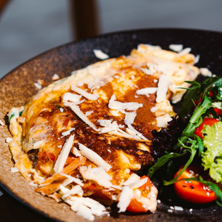 ომლეტი ბოსტნეულით და შებოლილი სულუგუნის ყველით/Omelette with vegetables and smoked suluguni cheese