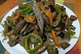 Свински дроб със сотирани зеленчуци