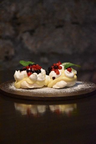 Pavlova tart